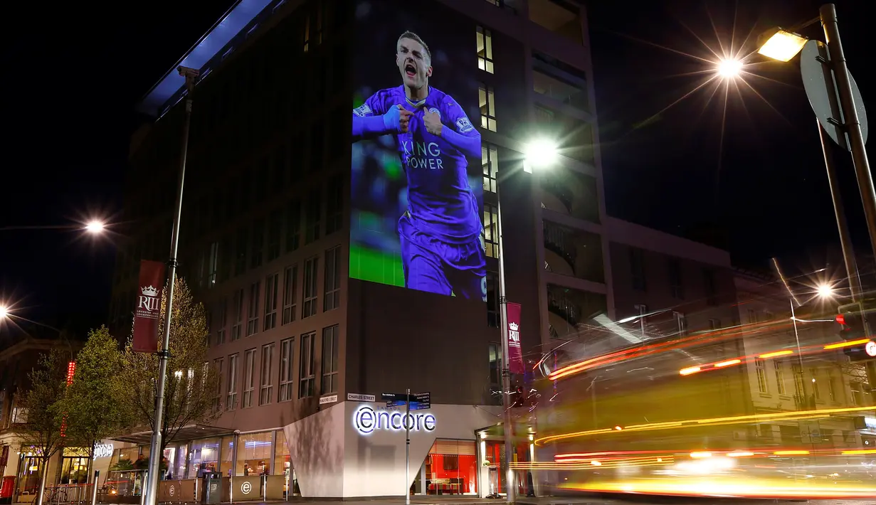 Foto berukuran besar bergambar Jamie Vardy ditampilkan di Hotel Ramada Encore, Leicester, Inggris, 29 April 2016. Gedung dan jalanan berubah menjadi biru menyambut klub kesayangannya meraih juara Liga Inggris pertama kalinya. (REUTERS / Darren Staples)