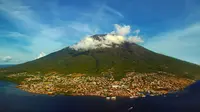 Gunung Gamalama di Kota Ternate, Maluku Utara, masih menyemburkan abu vulkanik. Namun status gunung itu tetap waspada (Level II). (Istimewa)