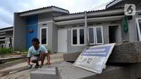 Pemilik rumah membuat rangka penguat dapur rumah di Perumahan Griya Samaji,Cieseng, Bogor, Rabu (19/02/2020). BTN pada 2019 telah merealisasikan 735.000 rumah dalam Program pemerintah satu juta rumah dengan kredit kepemilikan rumah bersubsidi sekitar Rp 111 trilyun. (merdeka.com/Arie Basuki)