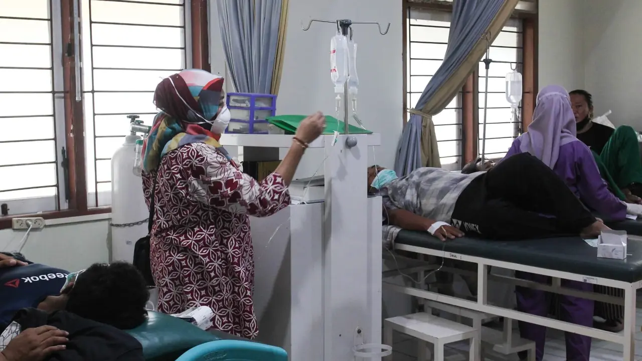 Perawatan warga yang jadi korban keracunan olahan daging kurban di Surabaya. (Dian Kurniawan/liputan6.com)