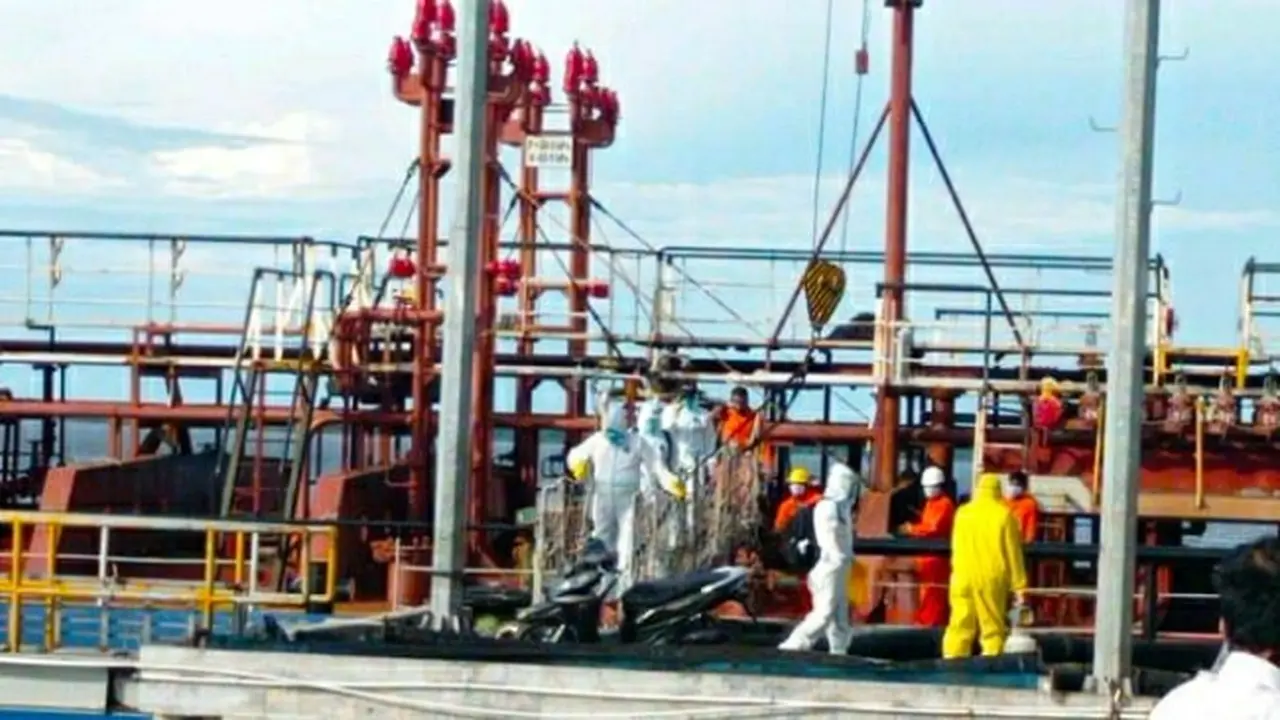Petugas medis di Kota Dumai saat masuk ke kapal yang ada warga India positif Covid-19.