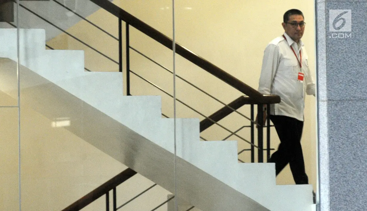 Anggota Komisi XI Fraksi PAN, Sukiman menaiki tangga menuju ruang pemeriksaan di Gedung KPK, Jakarta, Rabu (20/2). Sukiman diperiksa sebagai saksi untuk tersangka Plt Kadis PUPR Kabupaten Pegunungan Arfak, Natan Pasomba. (Merdeka.com/Dwi Narwoko)