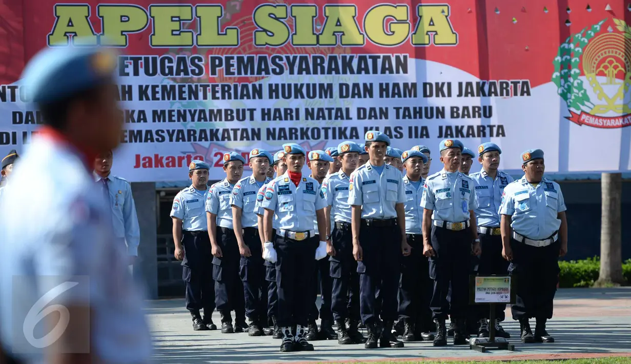 Petugas melakukan apel siaga jelang Natal dan Tahun Baru di Lapas Narkotika Kelas II A Cipinang, Jakarta, Rabu (23/12/2015). Petugas memusnahkan ratusan ponsel yang didapat dari penggeledahan selama Mei - Desember 2015. (Liputan6.com/Gempur M Surya)