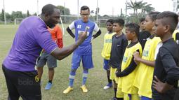 Mantan pelatih Indonesia, Jacksen F. Tiago, memberikan arahan kepada pemain SSB Tulehu Putra saat pelatihan di Brazilian Soccer School, Bekasi, Kamis (7/12/2017). Sebanyak 13 anak Maluku ikut pelatihan Liga Remaja UC News. (Bola.com/M Iqbal Ichsan)