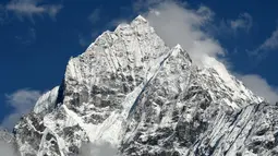 Pemandangan Gunung Himalaya Gunung Thamserku (ketinggian 6618 meter) dari desa Khumjung di wilayah Everest, sekitar 140km timur laut Kathmandu (16/4). (AFP Photo/Prakash Mathema)