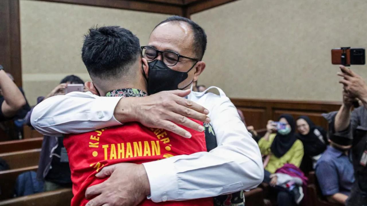 Terdakwa kasus penganiayaan kepada Cristalino David Ozora, Mario Dandy Satriyo memeluk terdakwa kasus gratifikasi dan tindak pidana pencucian uang (TPPU) Rafael Alun Trisambodo saat bersiap mengikuti sidang lanjutan di Pengadilan Tipikor, Jakarta, Senin (
