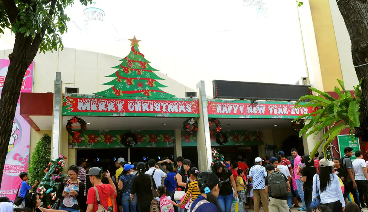 Libur Natal dan sekolah, ribuan wisatawan memadati Taman Impian Jaya Ancol, Jakarta, Jumat (26/12/2014). (Liputan6.com/Faisal R Syam)