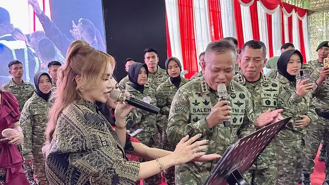Potret Momo Geisha Bernyanyi di Tengah Pasukan TNI, Duet Bareng Jenderal Bintang Tiga