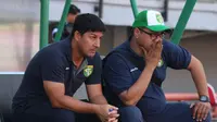 Pelatih Persebaya, Angel Alfredo Vera (kiri), dan Manajer Tim, Chairul Basalamah (memakai topi), memantau pemain berlatih. (Liputan6.com/Dimas Angga P)