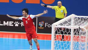 Pertandingan ini akan menjadi duel penentuan siapa yang berhak lolos sebagai juara grup, yang akan menentukan siapa lawan yang akan dihadapi di babak gugur nanti. Tampak dalam foto, pemain Timnas Futsal Indonesia, Israr Megantara merayakan gol yang dicetaknya saat melawan Kirgistan pada laga kedua Grup A Piala Asia Futsal 2026, Kamis (29/1/2026) malam WIB. (Bola.com/M Iqbal Ichsan)