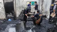 Tim penyelidik bekerja di lokasi kebakaran pabrik korek gas di Binjai, Langkat, Sumatera Utara, (21/6/2019). Korban tewas telah dievakuasi dari TKP ke Rumah Sakit Bhayangkara Polda Sumut di Kota Medan. (Ivan Damanik/AFP)