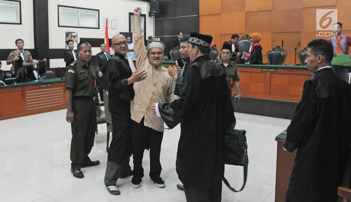 Terdakwa kasus ujaran kebencian Jonru Ginting meneriakkan takbir setelah sidang pembacaan vonis di PN Jakarta Timur, Jumat (3/2). Jonru belum menyatakan untuk mengajukan banding atas vonis 1 tahun enam bulan penjara. (Liputan6.com/Herman Zakharia)