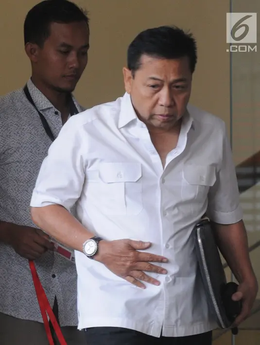 Terpidana kasus korupsi mega proyek KTP elektronik, Setya Novanto dikawal petugas keamanan usai menjalani pemeriksaan di gedung KPK, Jakarta, Senin (27/8). KPK memeriksa Setnov terkait kasus dugaan suap proyek PLTU Riau-1 (merdeka.com/dwi narwoko)