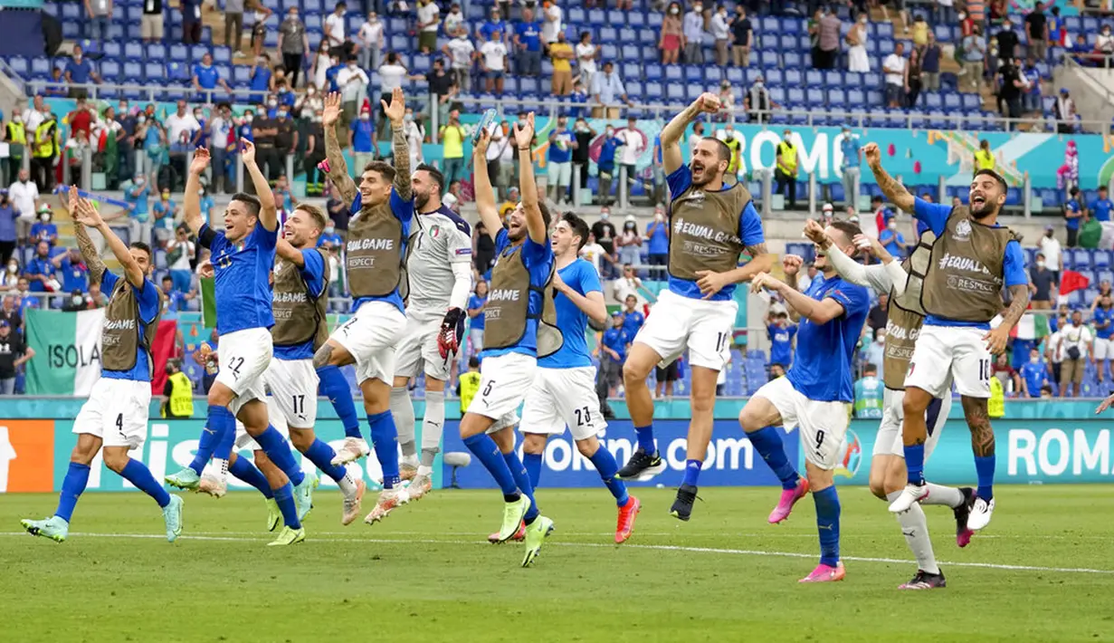 Para pemain Italia merayakan kemenangan atas Wales pada akhir pertandingan Grup A Euro 2020 di Stadion Olimpiade Roma, Italia, Minggu (20/6/2021). Italia menang 1-0. (AP Photo/Alessandra Tarantino, Pool via AP)
