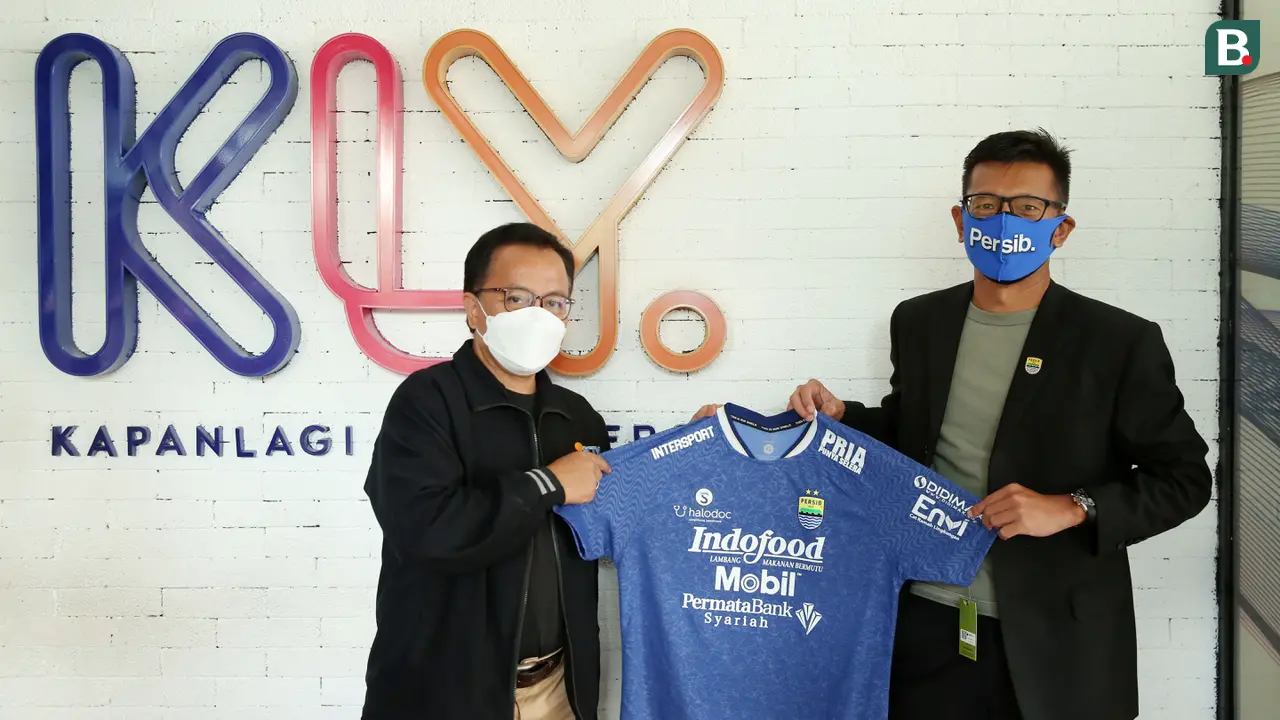 Editor in Chief Bola.Com & Bola.net, Darojatun (kiri) foto bersama dengan Direktur PT Persib Bandung Bermartabat (PBB), Teddy Tjahjono