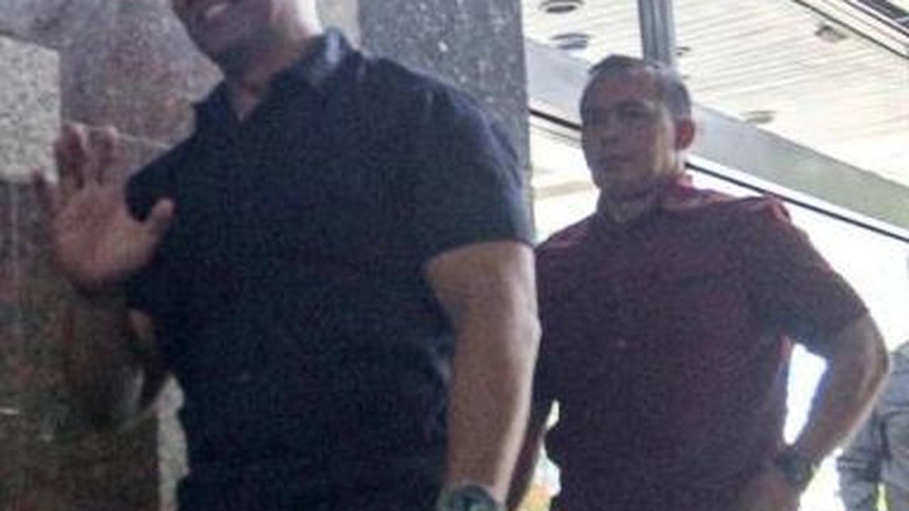 kemudian Wakil Ketua TNP Andika Perkasa datang sekitar pukul 13.56 WIB dengan mengenakan kemeja berwarna hitam.