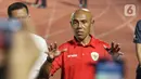 Kepala Pemandu Bakat PSSI, Simon Tahamata memberi keterangan di sela-sela sesi latihan timnas Indonesia di Stadion Madya, Kompleks Gelora Bung Karno, Jakarta, Senin (2/5/2025). (Liputan6.com/Angga Yuniar)