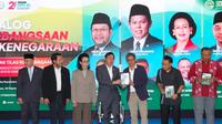 Ketua DPD RI Sultan B Najamudin beserta jajaran Pimpinan DPD RI menyerahkan buku kepada Rocky Gerung dalam acara dialog kebangsaan di kompleks parlemen, Jakarta, Selasa (30/9/2025). (Istimewa)