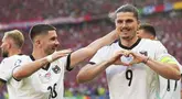 Gelandang Austria Marcel Sabitzer berselebrasi usai mencetak gol ketiga untuk timnya ke gawang Belanda pada laga terakhir grup D Euro 2024 di Olympiastadion Berlin, Selasa (25/6) malam WIB. (Michael Kappeler/dpa via AP)