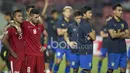 Stefano Lilipaly dan Manahati Lestusen berpelukan usai kalah dari Thailand pada laga final leg kedua Piala AFF 2016 di Thailand, (17/12/2016). (Bola.com/Vitalis Yogi Trisna)