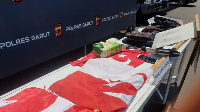 Beberapa barang bukti mulai bendera, mimbar, baju hingga alat telekomunukasi yang digunakan 3 jenderal NII dalam pengungkapan kasus propaganda NII, saat rilis mapolres Garut.