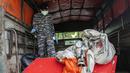 Seorang anggota TNI AL mengangkut barang temuan penumpang AirAsia QZ8501, Bandara Juanda, Rabu (7/1/2015). (AFP Photo/Juni Kriswanto)