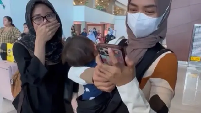 Ria Ricis berbagi THR umrah (TikTok/riaricis)