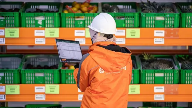 Seorang karyawan TaniHub Group melakukan pendataan produk segar di fasilitas National Fulfillment Center (NFC) milik perusahaan di Cikarang, Jawa Barat. (Dok Tanihub)