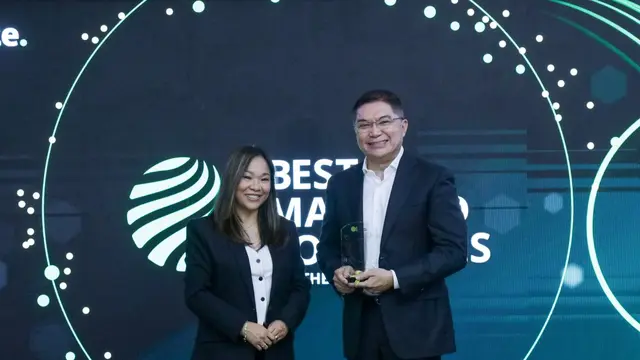 Direktur Cinema XXI Dody Suhartono menerima penghargaan Indonesia’s Best Managed Companies 2024 dari Deloitte yang diserahkan secara simbolis oleh Capital Markets Partner Deloitte Indonesia Jasmine Maranan (kiri)