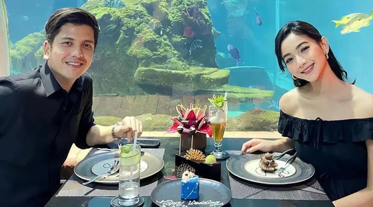Rendi Jhon dan Glenca Chysara memukau dalam balutan busana hitam yang serasi.