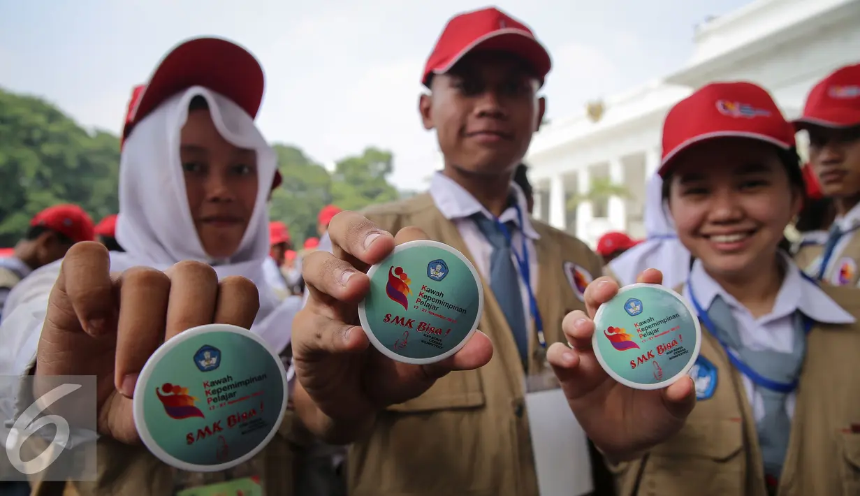 Sejumlah pelajar menunjukan pin saat pembukaan kegiatan KKP 2015 di Istana Negara, Jakarta, Rabu (18/11). Sebanyak 1.173 pengurus OSIS SMP, SMA, dan SMK se-Indonesia ikut berpartisipasi dalam kegiatan ini. (Liputan6.com/Faizal Fanani)