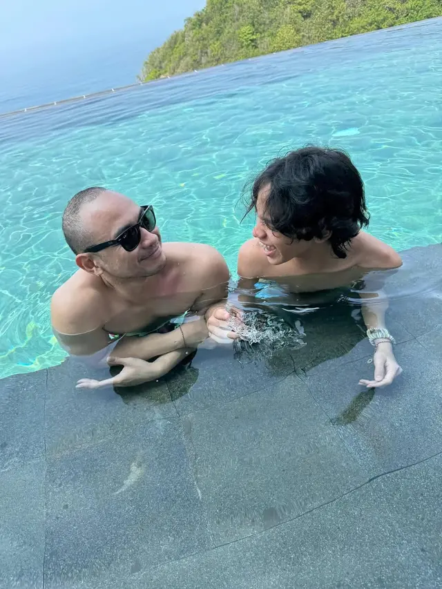 5 Potret Kedekatan Noah Sinclair dengan Tiko Aryawardhana Ayah Sambungnya, Penuh Kebahagiaan