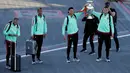 Pemain sepak bola Portugal Cristiano Ronaldo dan Pepe menunjukan trofi Euro 2016 saat mereka tiba di bandara Medeira, Portugal (27/3). Ronaldo akan bermain bersama dengan timnas Portugal di kampung halamannya di Funchal. (AP Photo/Armando Franca)
