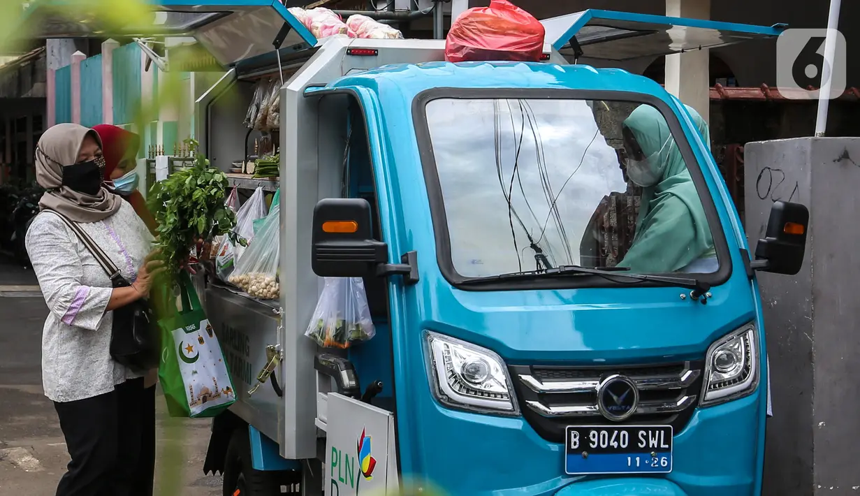 Penjual sayuran menggunakan transportasi Gerobak Motor Listrik di Srengseng Sawah, Jakarta, Kamis (20/1/2022). PLN melalui Program Tanggung Jawab Sosial dan Lingkungan (TJSL) memberikan inovasi dalam upaya peningkatan produktivitas di sektor usaha mikro kecil (UMK). (Liputan6.com/Johan Tallo)