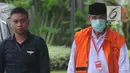 Bupati Bandung Barat Abubakar mengenakan masker dan tongkat berjalan saat tiba di gedung KPK, Jakarta, Selasa (24/4). Abubakar diperiksa perdana pasca penahanan oleh KPK. (Merdeka.com/Dwi Narwoko)