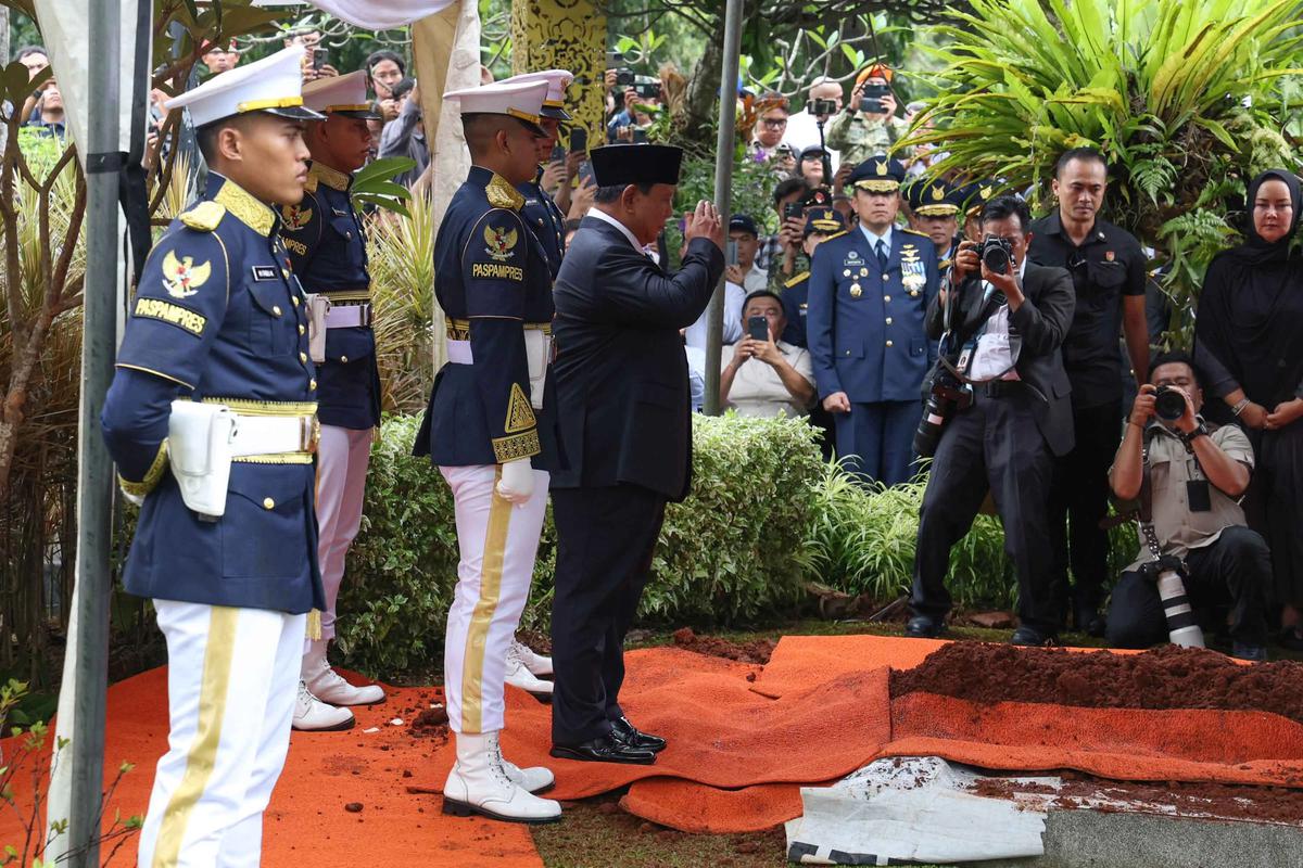 FOTO: Pemakaman Try Sutrisno