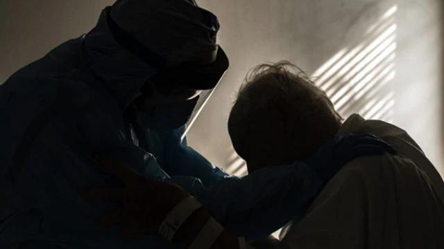 Ungkap Rindu Keluarga, Pasien Covid-19 Ini Dapatkan Pelukan Hangat dari Dokter