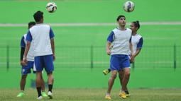 Gelandang Arema Cronus, Esteban Vizcarra melakukan pemanasan saat mengikuti latihan perdananya jelang Piala Jenderal Sudirman di Stadion Gajayana, Malang, Jawa Timur, Rabu (4/11/2015). (Bola.com/Kevin Setiawan)