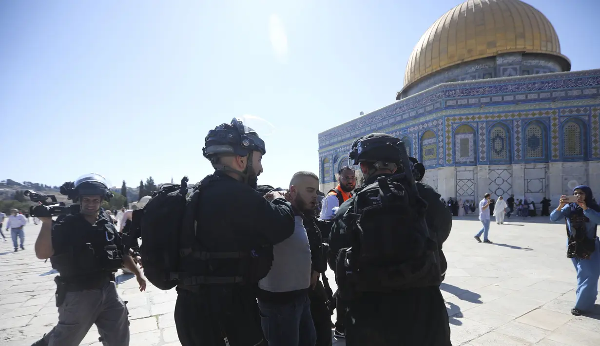 Polisi Israel membawa jemaah muslim Palestina saat bentrok di kompleks masjid al-Aqsa di Yerusalem (11/8/2019). Bentrokan terjadi usai salat Idul Adha Adha. (AP Photo/Mahmoud Illean)