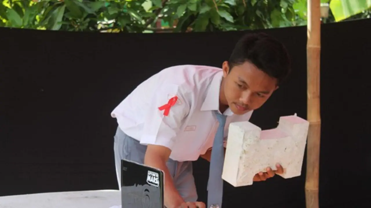 Duta Lingkungan asal Cirebon Rancang Batako Tahan Gempa