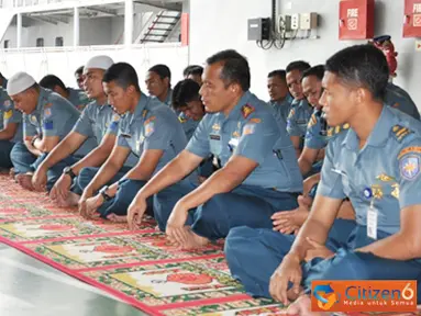 Citizen6, Tanjung Priok: KRI Banda Aceh-593 mengadakan kegiatan ceramah keagamaan yang dilaksanakan dalam rangka meningkatkan keimanan dan ketaqwaan prajuri di geladak Helly, Dermaga Kolinlamil, Tanjung Priok, Jakarta, Rabu (1/8). (Pengirim: Dispenkolinla