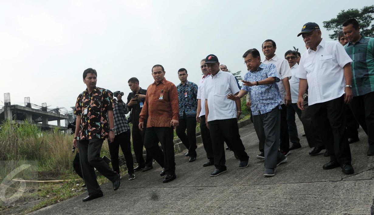Wapres RI Jusuf Kalla ketika meninjau proyek P3SON di Hambalang, Sentul, Jawa Barat, Minggu (4/9). Menurut Wapres proyek ini paling cepat akan dilanjutkan tahun 2017. (Liputan6.com/Helmi Afandi)