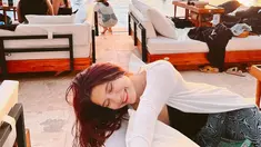 Seperti unggahan terbarunya, wanita yang disapa Casie itu terlihat bahagia menikmati suasana pantai di Pulau Dewata. Ia terlihat betah hingga rebahan di pantai. (Liputan6.com/IG/@cassandraslee).