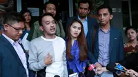 Ayu Ting Ting didampingi Ruben Onsu usai melaporkan Instagram Jual Bayi Murah di Polda Metro Jaya. [Foto: Fachrur Rozie/Liputan6.com]