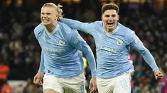 Penyerang Manchester City Julian Alvarez berselebrasi dengan Erling Haaland setelah mencetak gol ketiga timnya ke gawang RB Leipzig pada matchday 5 Grup G Liga Champions digelar di Etihad Stadium, Rabu (29/11) dini hari WIB. (AP Photo/Dave Thompson)