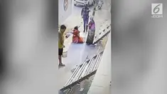 Aksi perampokan menggunakan senjata terjadi di New Delhi , India. Pelaku menodongkan senjata dan merampas kalung seorang wanita.