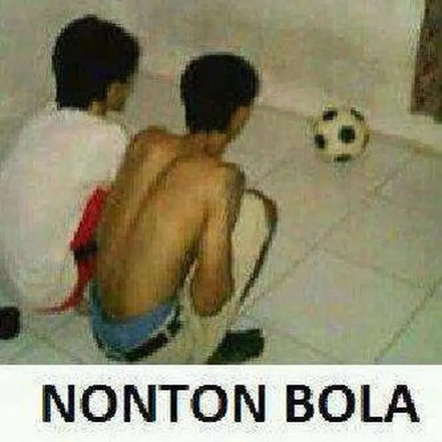 6 Potret Nyeleneh Orang Nonton Bola Ini Bikin Geleng Kepala