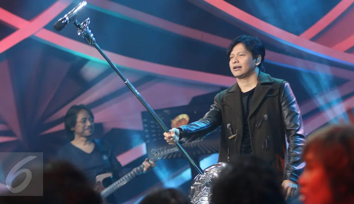 Vokalis Group Band GIGI, Armand Maulana mengajak penonton menyanyi bersama dalam program Golden Memories Indosiar bersama Bank BTN di Studio 1 Indosiar, Daan Mogot, Jakarta, Sabtu (03/12). (Liputan6.com/Immanuel Antonius)