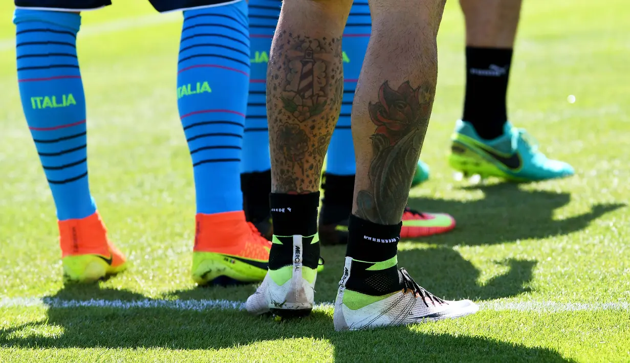 Tato pemain Italia, Simone Zaza dengan corak mawar di kaki kanan saat melakukan sesi latihan jelang Euro Cup 2016 di Montpellier, (9/6/2016). (AFP/Vincenzo Pinto)