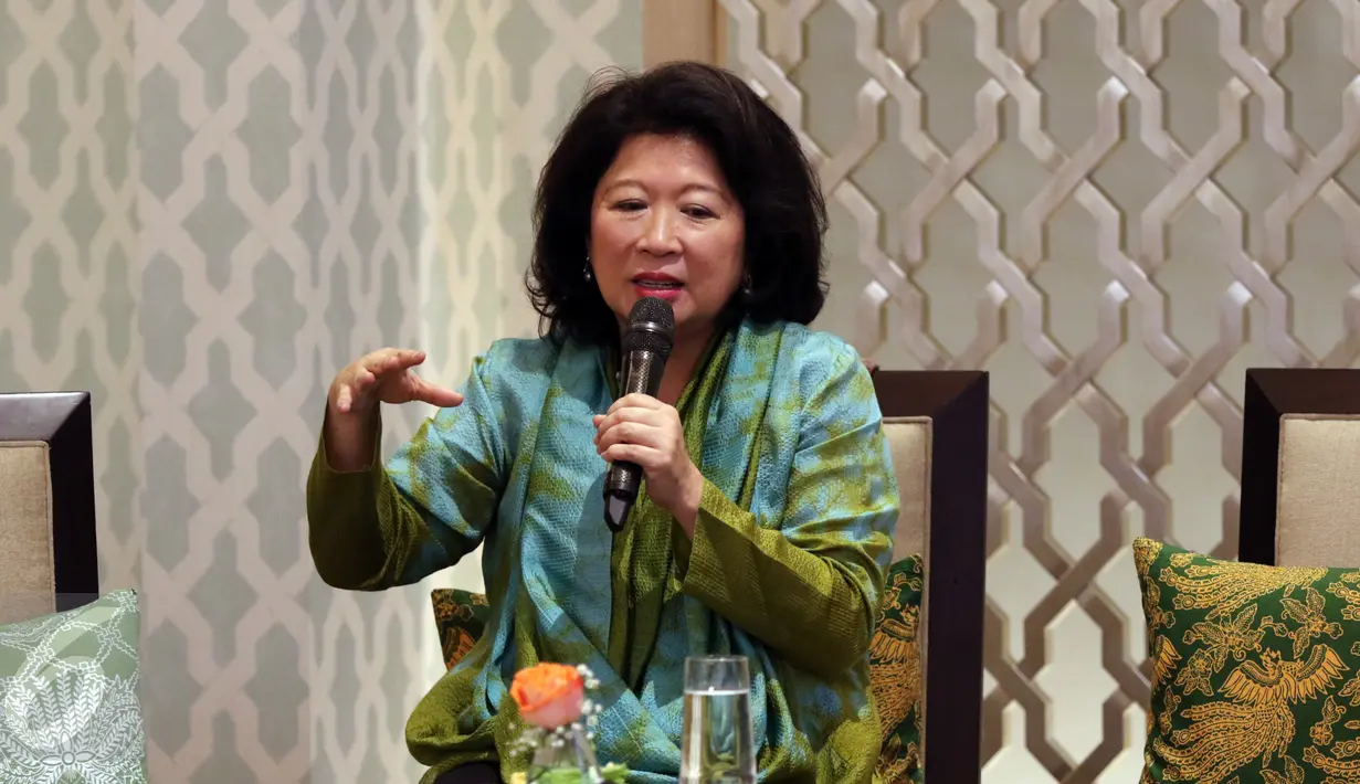 Founder of  Purana Nonita Respati, Mari Elka Pangestu saat memberikan paparan mengenai peran strategis womenpreneur dalam perekonomian Indonesia di Jakarta, Jumat (21/04). (Liputan6.com/Gempur Surya)